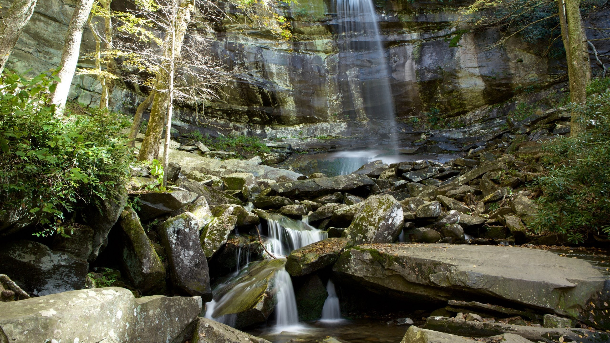 Rainbow Falls 80-foot waterfall dropping over the rock ledge